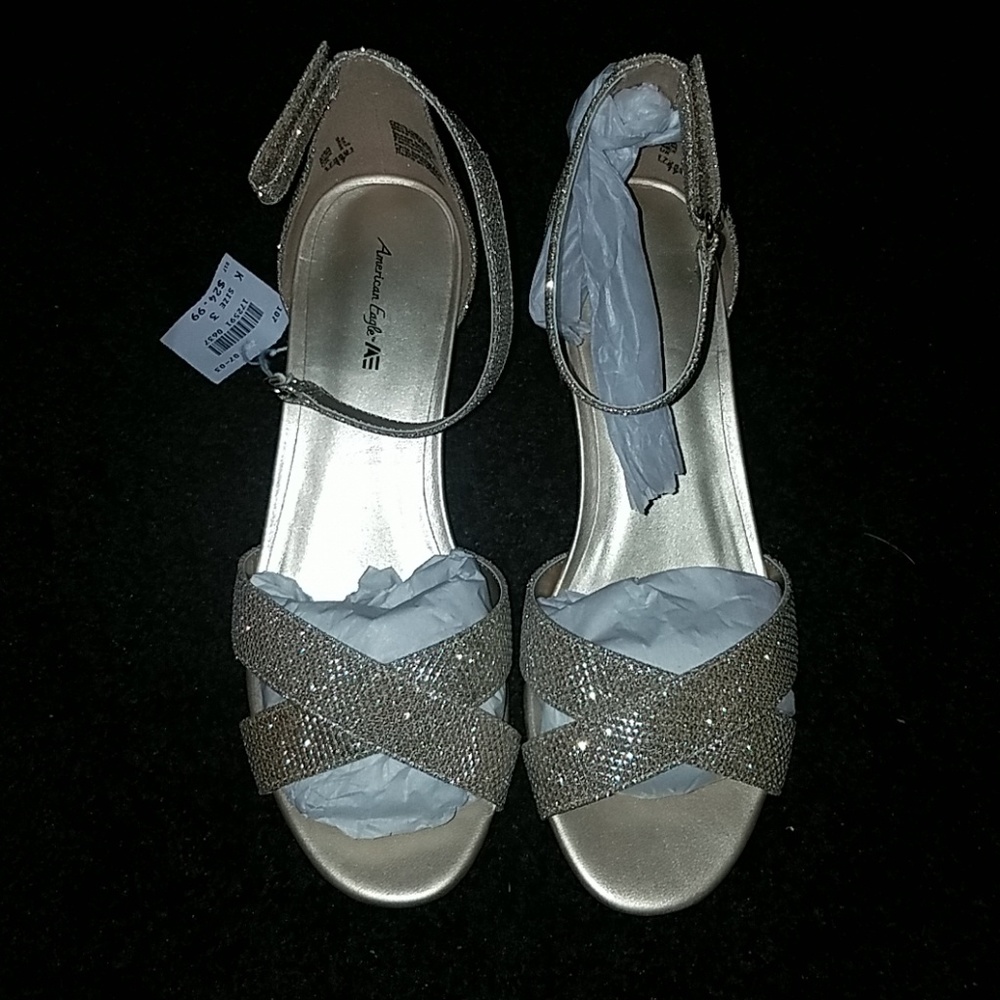 🚨🚨🚨Brand new girl's gold dress shoes🚨🚨🚨